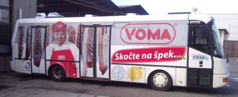 autobus s reklamou voma